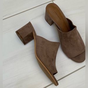 Open toe mule short heels